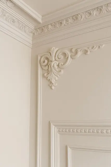 Restaurierte Stuckdecke mit Rosette und Gesims