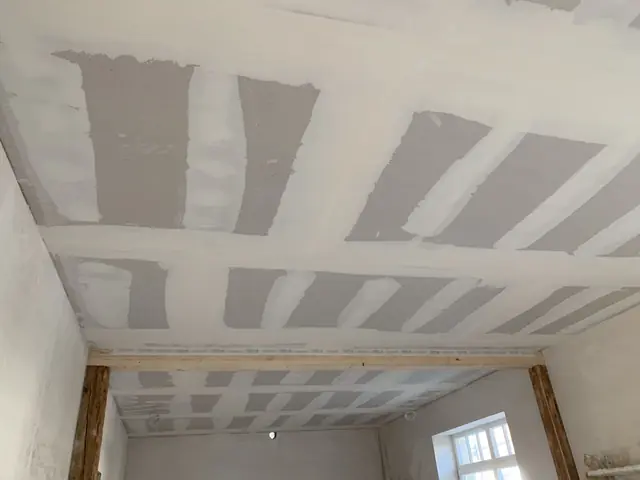 Gespachtelte Trockenbaudecke